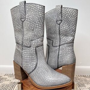 Diba True Trudy Moody White Embossed Leather Western Boots Mid Calf Women’s 8